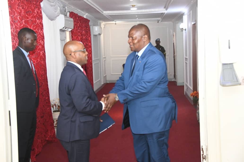 Centrafrique : quand l’Imposteur de Bangui salue à deux mains M. Facinet Sylla qui est venu lui notifier les exigences du FMI